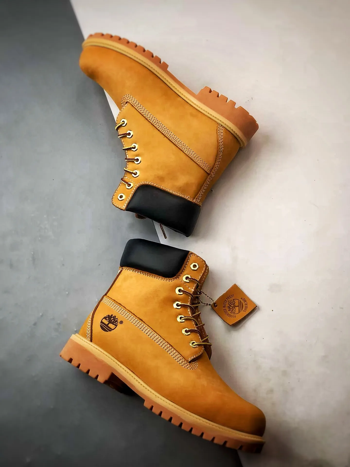 💰480 Timberland Timberland/Timberland 6 Inch Leather Boots (high cost-effective version) classic outdoor 6-inch rhubarb boots. Four-line computer stitching and the same imported first-layer nubuck leather with anti-waterproof function (all interiors are matched with genuine leather materials!!) Original consistent full nubuck leather collar, anti-fatigue shock absorption, honeycomb PU insole, lightweight non-slip rubber two-color combination sole ❗️Original hardware molded shoelace buckle Newly upgraded top-notch craftsmanship. Original factory in Zhongshan. Original imported waterproof leather. Injection molded outsole. Horizontal folding dynamic water-repellent. Original uniform fully frosted leather collar. Brand new original factory packaging shoe box. Item number: TB010061713. Female size: 35.5 36 37 37.5 38 38.5 39. Male size: 39.5 40 41 41.5 42 43 44 45 (leather shoe size)